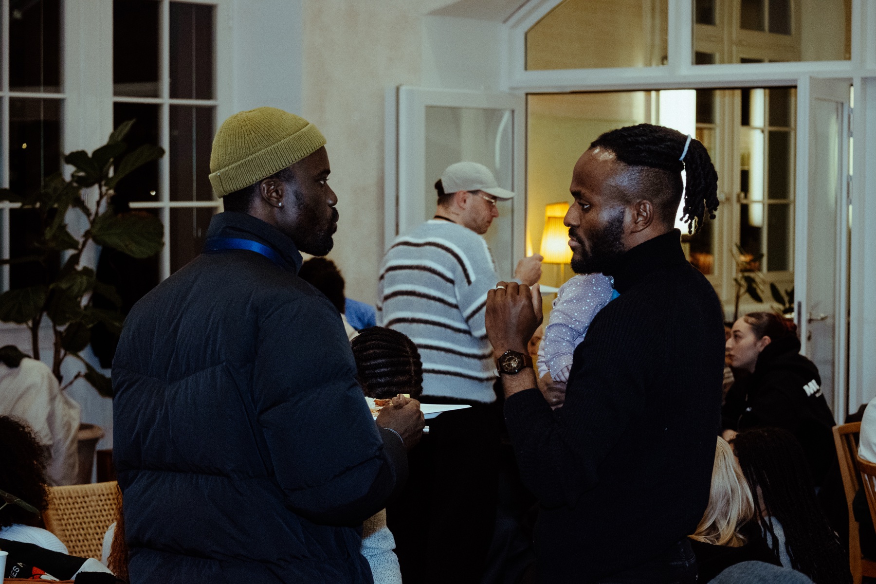 Besucherinnen und Besucher des Community Events verbringen gemeinsam Zeit